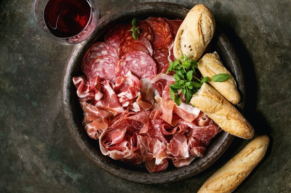 Comment assortir des bottes à motifs avec des tenues unies sans surcharger le look ?