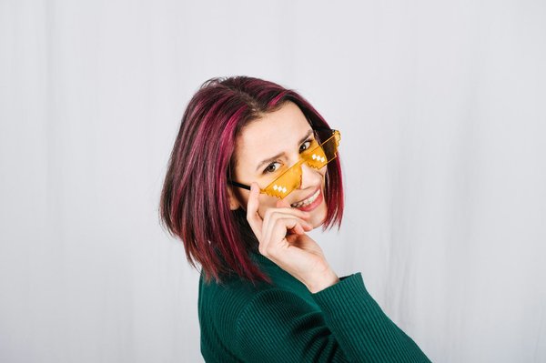 Cheveux rouge cerise, une coloration tendance et audacieuse